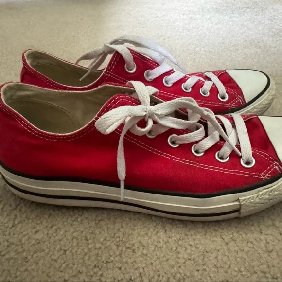 Converse Women’s Size 9 Lowtop Red Sneakers - Picture 3 of 5